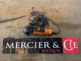 une pancarte sur laquelle est inscrit « Mercier et CE »