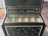 un vieux juke-box posé sur un sol carrelé