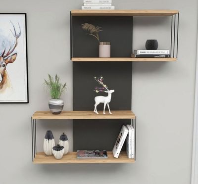 une photo d'une bibliothèque sur laquelle se trouve une figurine de cerf