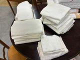 beaucoup de serviettes pliées sur une table dans une pièce