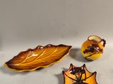 trois œuvres d'art différentes qui se trouvent sur la table