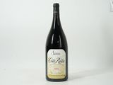 une bouteille de vin posée sur une table