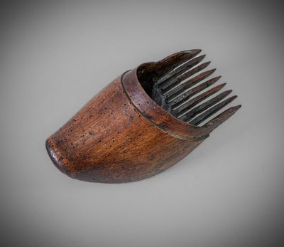 a wooden comb that is sitting on a table