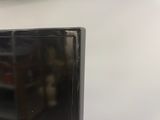 un petit téléviseur posé sur une table dans une pièce