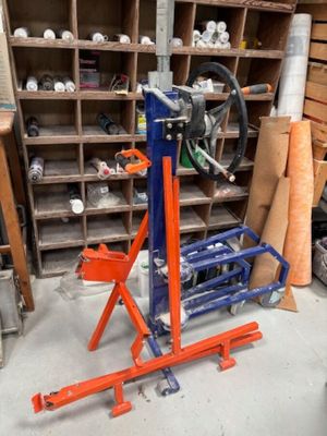 une photo d'un établi dans un garage avec de nombreux outils