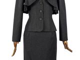 un tailleur noir et une jupe à volants sur un mannequin, un mannequin, un mannequin, un mannequin, un mannequin