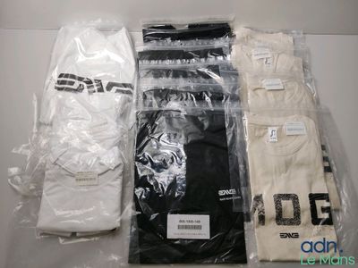 trois paires de t-shirts pour homme dans des sacs en plastique posés sur une table