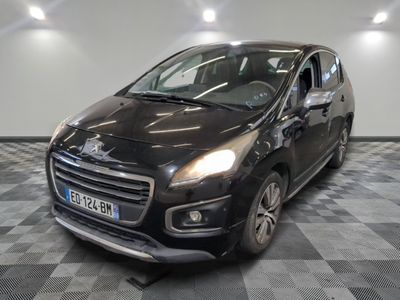 la photo d'une voiture noire garée dans un garage