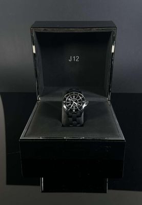 Chanel. Montre de dame J12 en céramique noire et acier. Lune…
