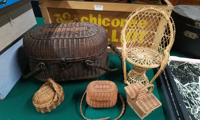 Vannerie - lot de paniers et articles de poupée