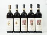 six bouteilles de vin rouge sont alignées sur une surface blanche