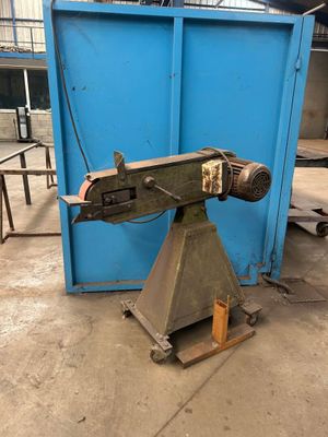 une image représentant une machine posée sur un socle