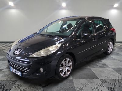 la photo d'une voiture noire garée dans un garage