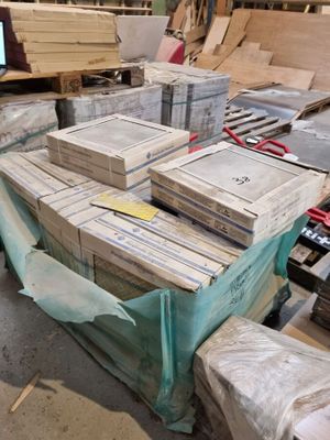 une pile de livres posée sur une palette dans un entrepôt