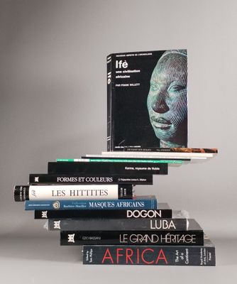 plusieurs livres sont empilés sur une table