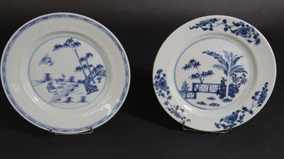 deux assiettes ornées de motifs bleus et blancs, posées sur une table