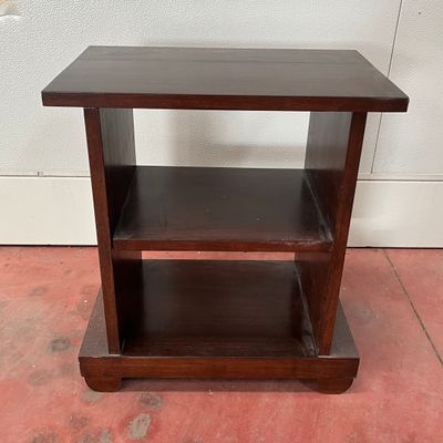 une petite table en bois surmontée d'une étagère
