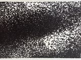 une peinture abstraite en noir et blanc sur un mur blanc