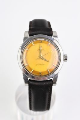 une montre posée sur un verre