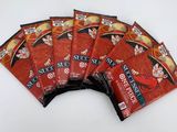 six sachets d'épices sont empilés les uns sur les autres sur une surface blanche