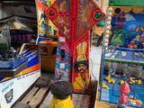 de nombreuses bornes d'arcade qui sont entreposées dans un entrepôt