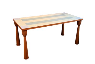 une table en bois avec un plateau en verre sur fond blanc