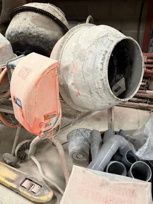 un tas de bétonnières et d'autres outils posés par terre