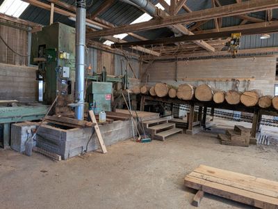 une image représentant une usine où l'on voit beaucoup de bois