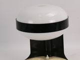 une lampe de table noire et blanche surmontée d'une boule blanche