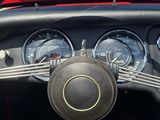 le volant et le tableau de bord d'une voiture rouge