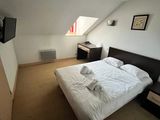 une chambre avec un lit et un bureau
