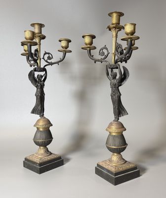 paire de candélabres anciens en bronze sur socles en marbre