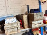 un homme qui se tient debout dans un garage rempli d'outils