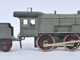 un petit train posé sur une surface blanche