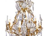 une image représentant un lustre en or orné de pendants en cristal suspendu au plafond