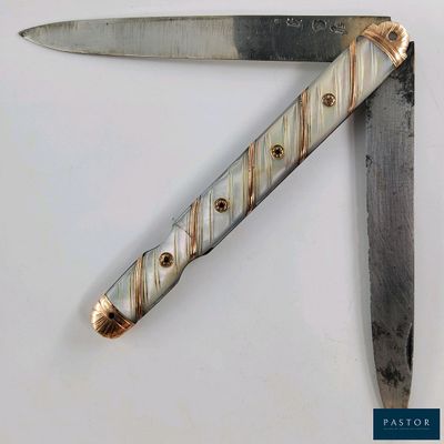 un couteau posé sur un porte-couteau