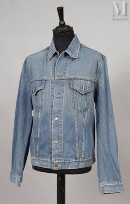 the blue jean jacket is on display on a mannequin stand