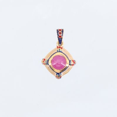 un gros plan d'un pendentif en pierre rose sur fond blanc