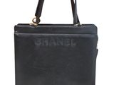 un sac à main noir avec un logo sur le devant