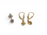 deux paires de boucles d'oreilles en or ornées de pendentifs en forme de cœur