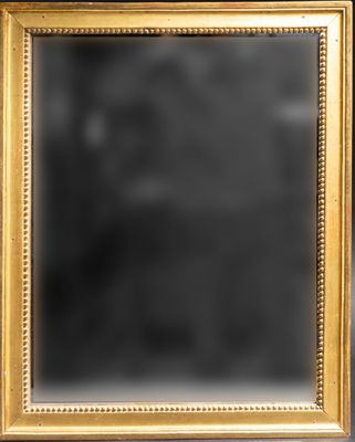 Miroir rectangulaire en bois stuqué doré à décor d'une frise de perles - Photo 1