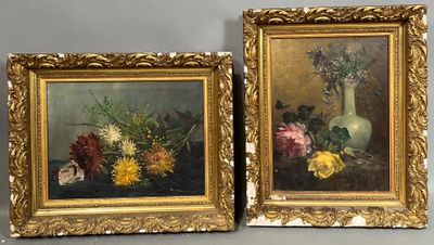 deux tableaux représentant des fleurs dans un vase et un vase de fleurs posé sur une table