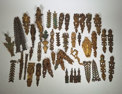 une photo représentant une collection d'objets anciens en laiton posés sur une surface blanche