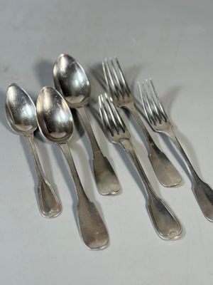 cinq cuillères et six fourchettes posées sur une table