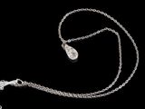 chaîne plaquée argent avec un pendentif en forme de larme sur fond noir