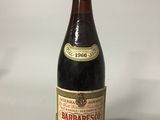 l'image d'une bouteille de vin posée sur une table