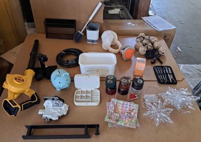 de nombreux objets qui sont posés sur un carton
