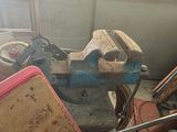 une petite machine qui se trouve dans un garage