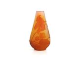 un vase orange orné d'une fleur, posé sur une surface blanche