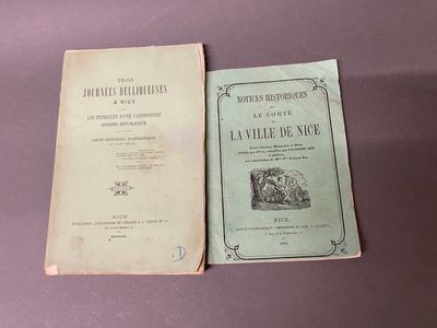 deux livres posés l'un à côté de l'autre sur une table